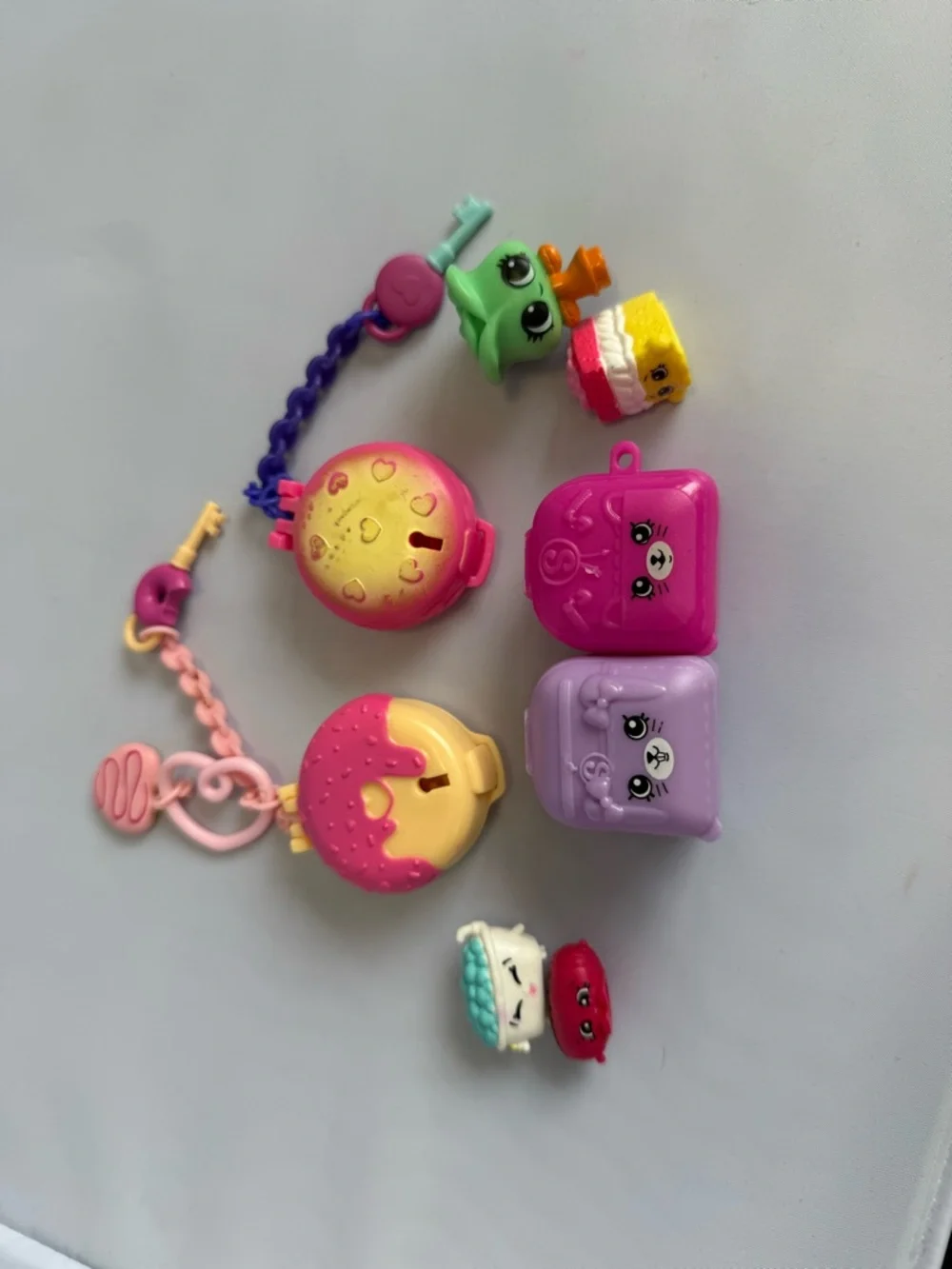 Shopkins Lot - Lil Secrets Mini Carry Cases 4 Shopkins Characters Miniature Kids - Picture 6 of 6